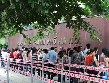 Hàng trăm người xếp hàng trước cửa Cục thuế Hà Nội