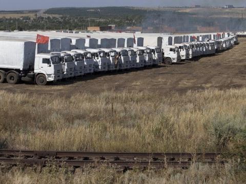 Đoàn xe cứu trợ của Nga sát biên giới Ukraine