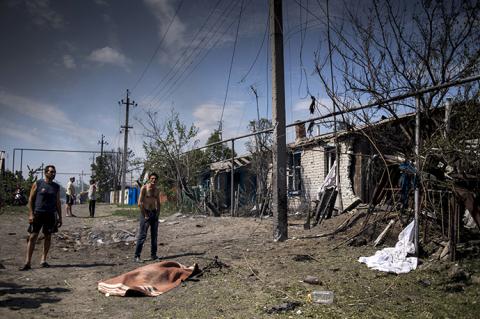 Quang cảnh đổ nát của một ngôi làng ngoại ô Donetsk