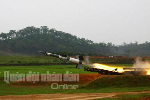 Đạn tên lửa của hệ thống tên lửa phòng không Pechora-2TM của Việt Nam bắn nghiệm thu sau khi được nâng cấp.