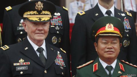 Đại tướng Martin Dempsey (bên trái) và Thượng tướng Đỗ Bá Tỵ của Quân đội Nhân dân Việt Nam