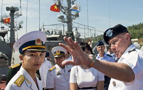 Đại tướng Mỹ Martin Dempsey thăm vùng 3 Hải quân Việt Nam ở Đà Nẵng (ảnh: Bộ Quốc phòng Mỹ)