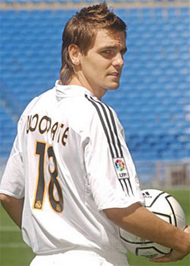 Năm 2004, Real Madrid mua Jonathan Woodgate nhưng không dùng được bao nhiêu, vì anh này dính chấn thương liên miên. Mất 1 năm sau ngày ký kết anh mới xỏ giày vào sân trận đầu, và phản lưới nhà! Năm 2004, Real Madrid mua Jonathan Woodgate nhưng không dùng được bao nhiêu, vì anh này dính chấn thương liên miên. Mất 1 năm sau ngày ký kết anh mới xỏ giày vào sân trận đầu, và phản lưới nhà!