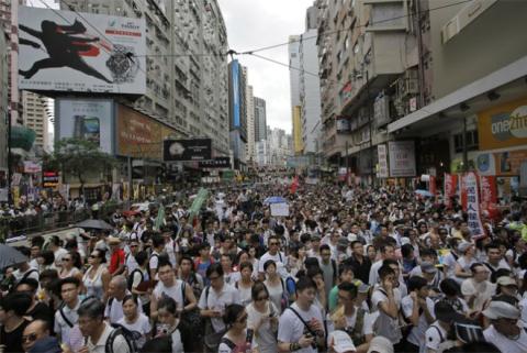 Hàng chục nghìn người Hong Kong đã xuống đường biểu tình ở khu vực từ công viên Victoria cho tới quận kinh doanh trung tâm của đặc khu hôm 1/7