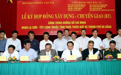 Lễ ký kết hợp đồng xây dựng - chuyển giao (BT) đầu tư xây dựng cao tốc La Sơn - Túy Loan. (Ảnh: VnEconomy)