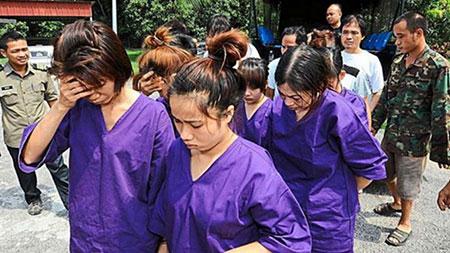 Những người Việt Nam bị cho là ăn cắp trầm hương bị bắt ở Penang hôm 10/7 - Ảnh: The Star