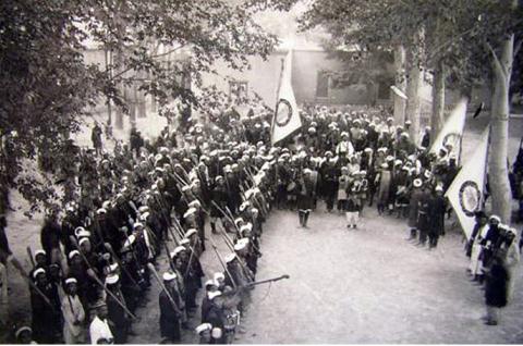   Đội quân khởi nghĩa Hotan, những năm 1930. Ảnh: wetinim.org
