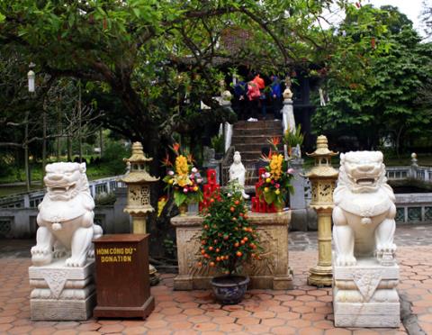 Hai sư tử đá được đặt ngay trước cửa chùa Một Cột ở Hà Nội.