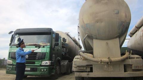 Những chiếc xe bồn chở quá tải xi măng cho dự án Formosa Hà Tĩnh bị bắt giữ vào rạng sáng 22/7.