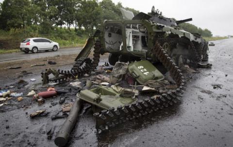 Xe bọc thép của Ukraine tan tành trước súng chống tăng của quân ly khai ở ngoại ô Lugansk