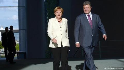 Bà Angela Merkel vừa gặp ông Poroshenko và mang tới món quà là lời hứa hỗ trợ 500 triệu euro