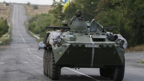 Một xe quân sự của Ukraine gần Donetsk