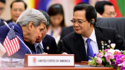 Thủ tướng Nguyễn Tấn Dũng và Ngoại trưởng Mỹ John Kerry tại Hội nghị thượng đỉnh Đông Á tháng 10/2013. Ảnh: Reuters