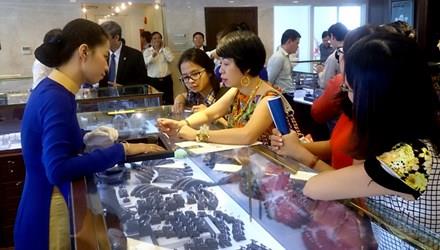 Dù được xếp vào diện hạn chế nhập khẩu nhưng mặt hàng vàng bạc đá quý vào Việt Nam vẫn tăng