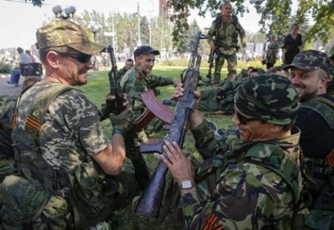 Phút nghỉ ngơi của binh lính ly khai ở ngoại ô Donetsk