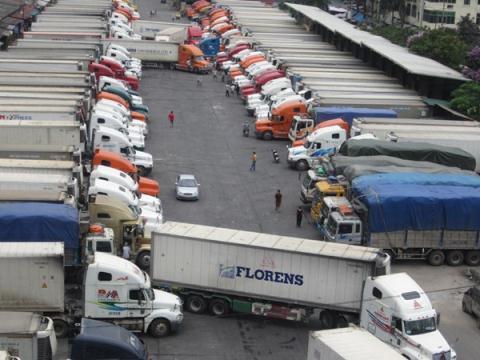 Hàng trăm xe container đang chờ làm thủ tục xuất khẩu hàng sang Trung Quốc tại cửa khẩu Tân Thanh - Ảnh: LĐO