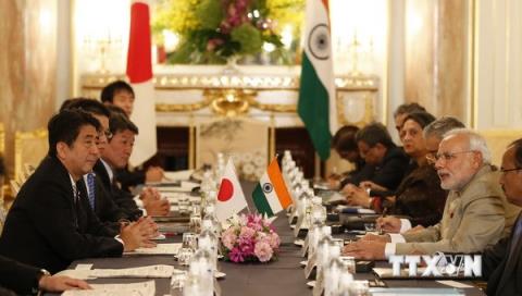 Thủ tướng Nhật Bản Shinzo Abe (trái) hội đàm với Thủ tướng Ấn Độ Narendra Modi. Ảnh TTXVN