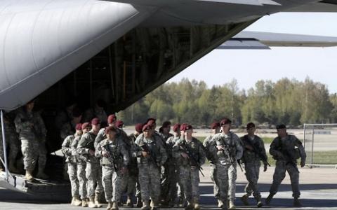 NATO tiếp tục đe dọa tăng quân uy hiếp Nga (Ảnh: Lính dù Mỹ hạ cánh ở sân bay quốc tế Riga ở Latvia hồi tháng 4)