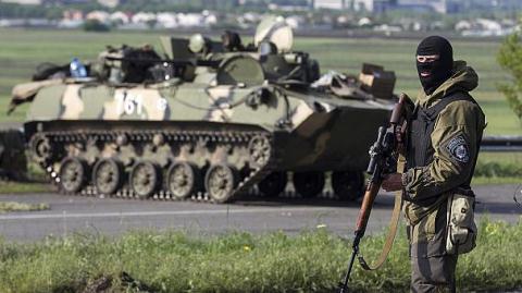Phe ly khai với vũ khí đầy đủ và xe thiết giáp ở ngoại ô Lugansk