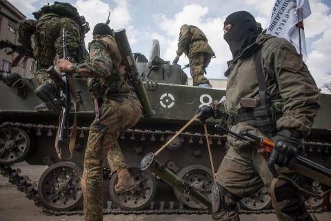 Quân ly khai di chuyển bằng những xe bọc thép hiện đại không kém gì quân đội Ukraine