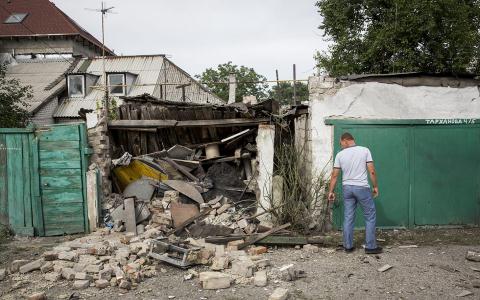 Cảnh đổ nát của một ngôi làng ở ngoại ô Donetsk