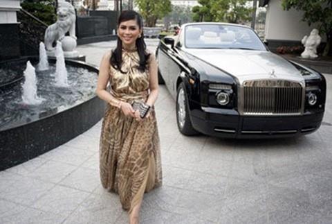 Không chỉ sở hữu chiếc Rolls-Royce trị giá khoảng 40 tỷ đồng, mẹ chồng Tăng Thanh Hà còn có tới 