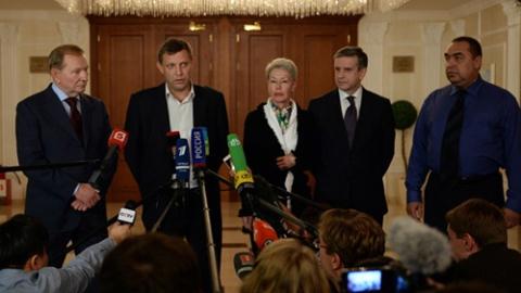 Từ trái sang: Cựu tổng thống Ukraine Leonid Kuchma, đại diện Cộng hòa Nhân dân Donetsk tự xưng Alexander Zakharchenko, đại diện OSCE Heidi Tagliavini, đại sứ Nga tại Ukraine Mikhail Zurabov, và đại diện của Cộng hòa Nhân dân Lugansk tự xưng Igor Plotnitsky, ra tuyên bố chính thức về việc ký kết thỏa thuận ngừng bắn ở Minsk, Belarus. 