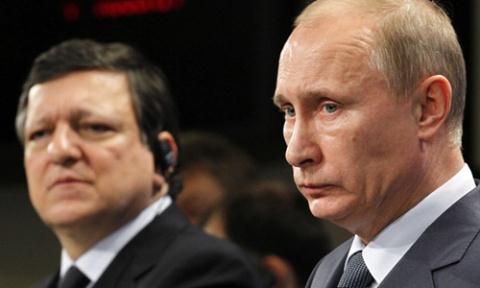 Tổng thống Nga Vladimir Putin (phải) và Chủ tịch Ủy ban EU Jose Manuel Barroso. Ảnh: Reuters