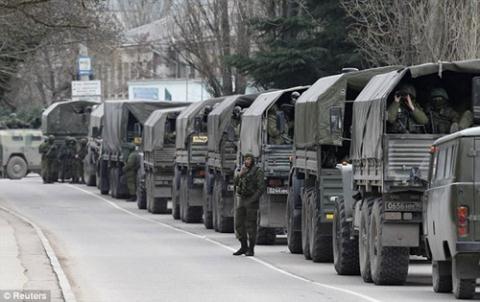 Xe quân sự Nga hiện diện tại Crimea.