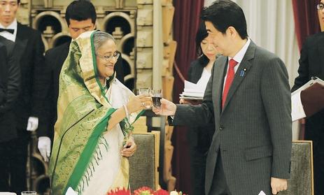 Thủ tướng Bangladesh Sheikh Hasina (bên trái) và Thủ tướng Nhật Bản Shinzo Abe