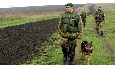Binh lính Ukraine tuần tra trên biên giới giữa 2 nước