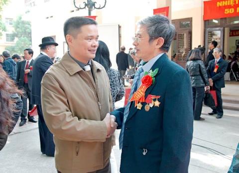 Phó chủ tịch tỉnh Nam Định Bạch Ngọc Chiến (trái)