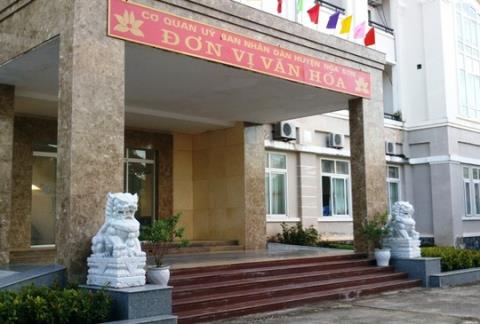 Cặp sư tử đá mang phong cách Trung Quốc trấn giữ trước cổng trụ sở UBND huyện Nga Sơn - Thanh Hóa