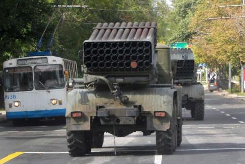 Tên lửa Grad của quân ly khai di chuyển trên đường phố Donetsk