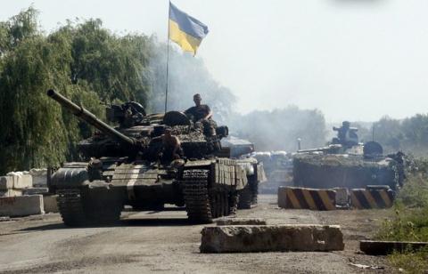 Xe tăng của quân đội Ukraine trong một chốt chặn khi thực thi lệnh ngừng bắn