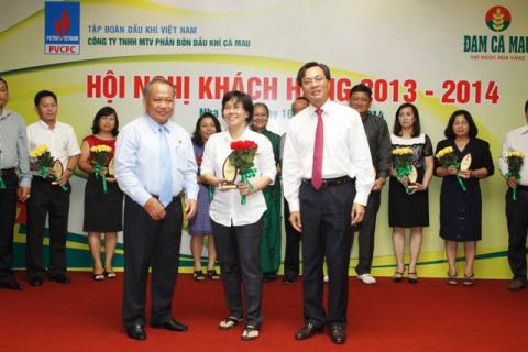 Lãnh đạo PVCFC vinh danh các đơn vị xuất sắc đồng hành cùng PVCFC trong những năm qua.