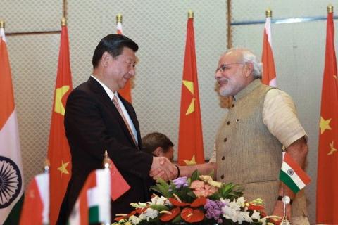 Thủ tướng Ấn Độ Narendra Modi (phải) và Chủ tịch Trung Quốc Tập Cận Bình
