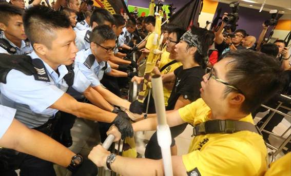 Cảnh sát Hong Kong ngăn những người biểu tình