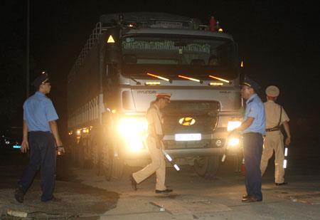 Lực lượng chức năng yêu cầu tài xế đưa xe về trạm cân, đêm 15.9 tại Hòa Bình.