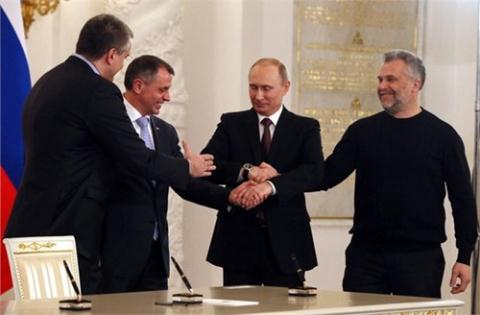 Ngày 18/3/2014, Tổng thống Nga Putin và lãnh đạo Crimea ký kết thỏa thuận Crimea gia nhập Nga