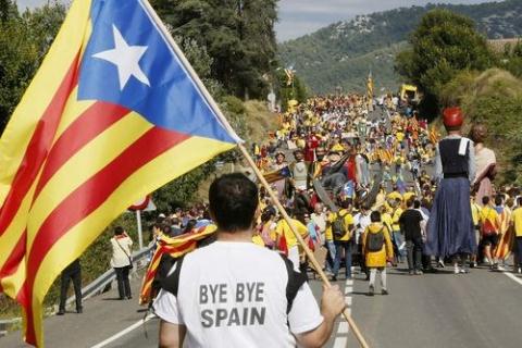 Người dân xứ Catalonia xuống đường biểu tình đòi tách khỏi Tây Ban Nha.