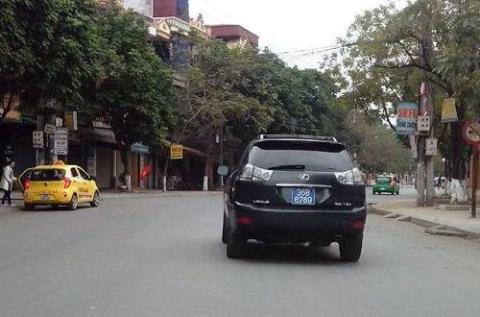 Chiếc Lexus 350 gắn biển “san bằng tất cả” nghênh ngang chạy trên đường phố Thanh Hóa