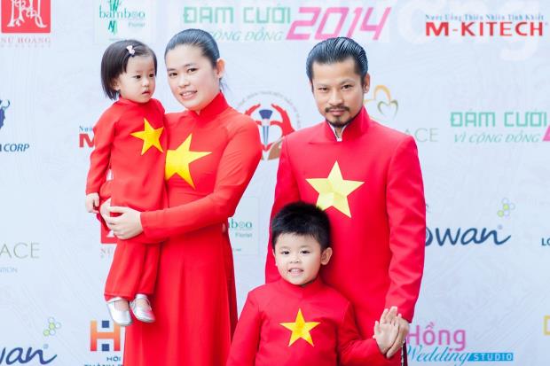 Hùng Cửu Long diện áo gia đình tổ chức cưới cho các cặp đôi khuyết tật
