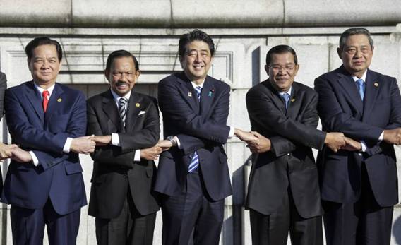 Thủ tướng Nhật Bản Shinzo Abe và lãnh đạo các nước ASEAN tháng 12/2013.