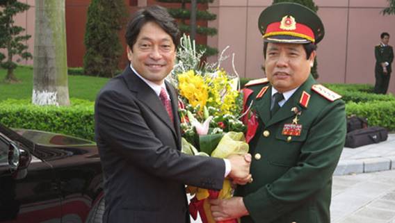 Bộ trưởng Quốc phòng Nhật Bản Itsunori Onodera trong chuyến thăm Việt Nam tháng 9/2013.