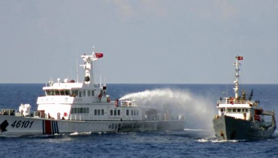 Tàu Trung Quốc vây ép và phun vòi rồng vào tàu Việt Nam ngay trong Vùng đặc quyền kinh tế của Việt Nam