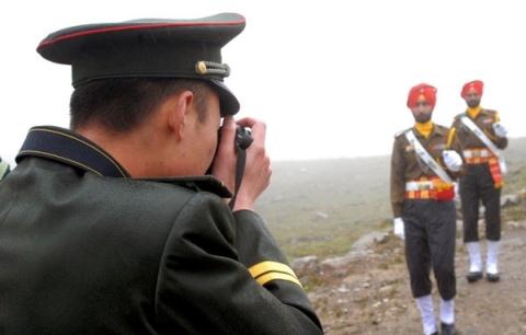 Lính biên phòng Trung Quốc và Ấn Độ. (Ảnh: plus.google.com)