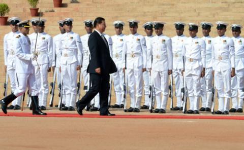 Chủ tịch Trung Quốc Tập Cận Bình duyệt đội danh dự khi thăm Ấn Độ ngày 18.9