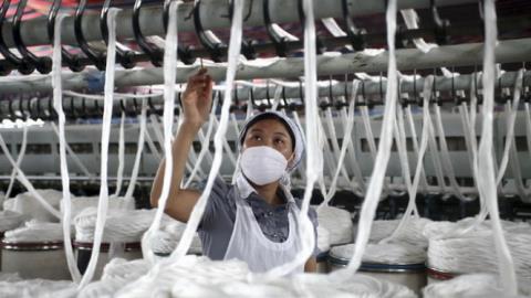 Dệt may đang được xem là thế mạnh của Trung Quốc song nước này đang tìm mọi cách để chuyển các nhà máy sang Việt Nam thay vì bán nguyên liệu như trước đây