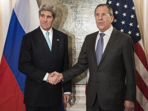 Ngoại trưởng Nga Sergey Lavrov (phải) và Ngoại trưởng Mỹ John Kerry. 